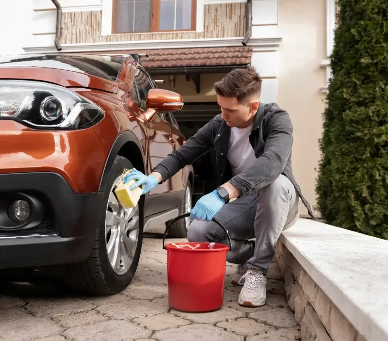Lavage auto à domicile Venise : professionnel intervenant sur un véhicule